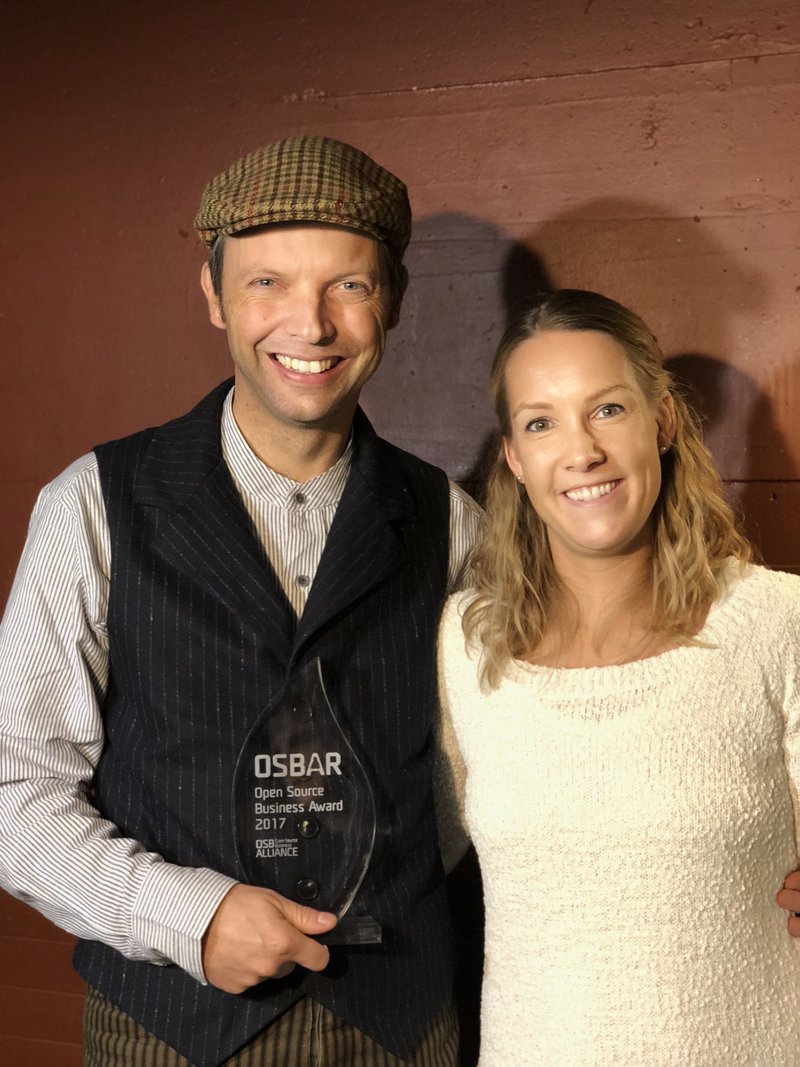 CRS hackers Christian Folini and Franziska Bühler with the OSBAR award trophy (photo Fridolin Zurlinden)